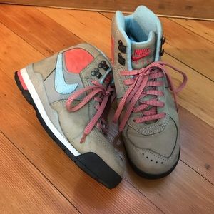 NIKE hiking boots